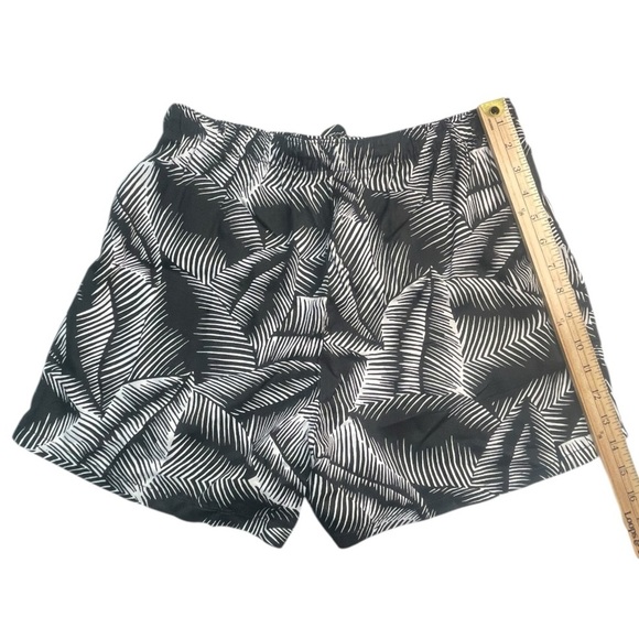Women’s Gap Tropical Print Black & White Shorts Size: M - Picture 2 of 6